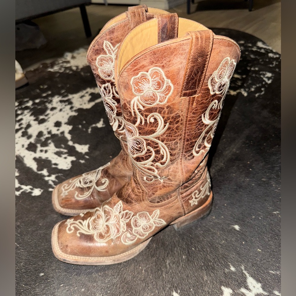 Shyanne Brown Floral Embroidered Cowgirl Boots